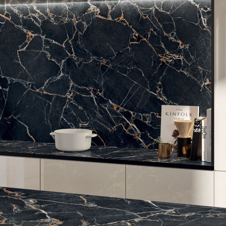 Gres Porcellanato Effetto Marmo Nero Lucido con Venature Calde 60x120 - CS25048
